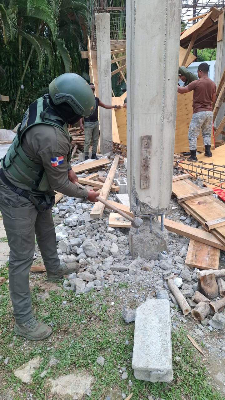 Derriban construcción ilegal en zona protegida de Rancho Arriba