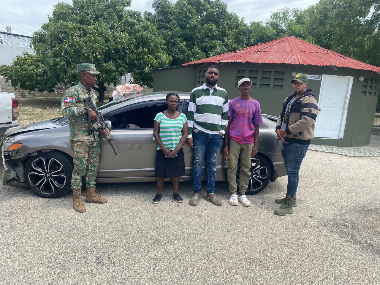 Conductor se estrella contra cabaña al huir de militares en San Juan