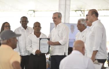 Gobierno entrega títulos definitivos en la Yagüita de Pastor