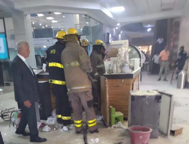 Falla eléctrica provoca cierre total en Plaza Duarte por conato de incendio