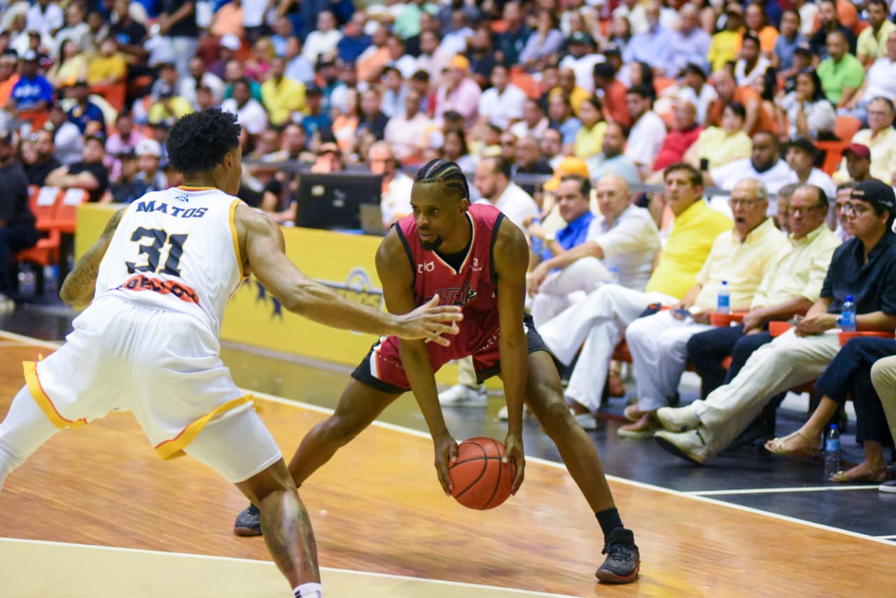 Indios golpean primero en semifinal ante los Metros