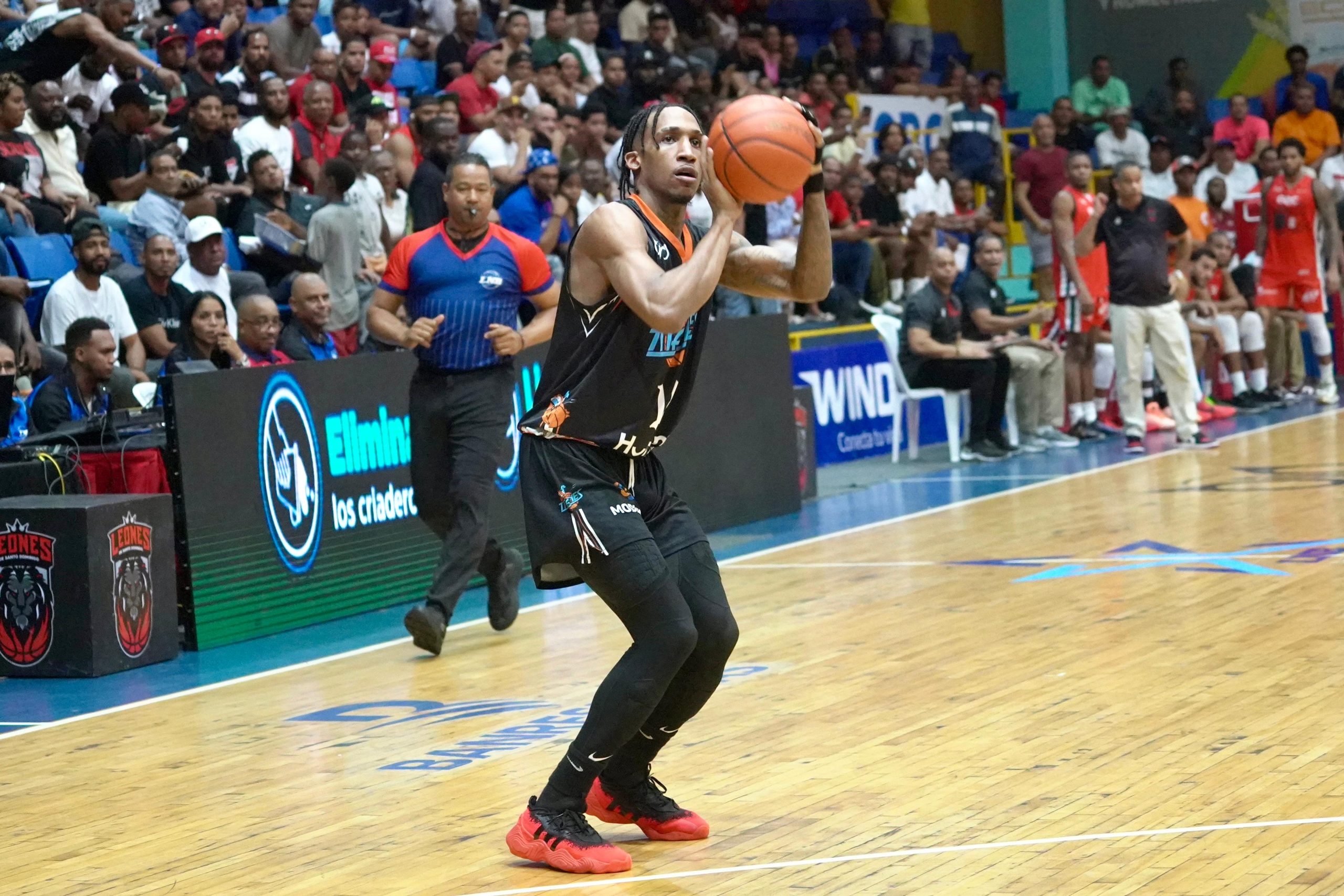 Titanes arrollan con triples y se colocan 2-0 sobre Leones