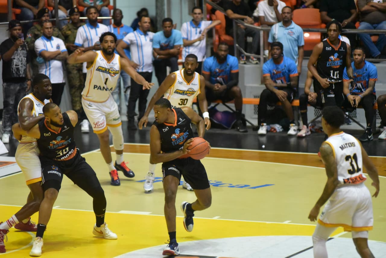 Titanes del Sur ganan primero en la final ante los Metros