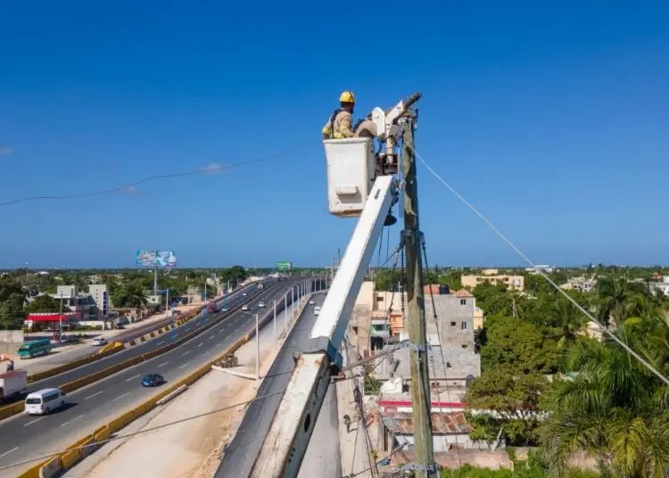 ETED moderniza línea eléctrica en Boca Chica con fibra óptica