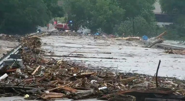 Inundaciones en Texas dejan 24 muertos y decenas de niñas desaparecidas
