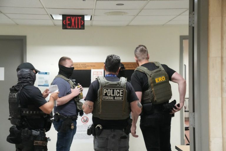 Jueza frena redadas migratorias sin causa en Los Ángeles