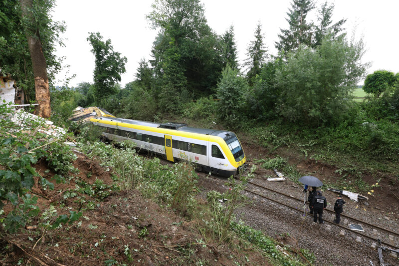 Deslizamiento de tierra habría causado accidente de tren en Alemania
