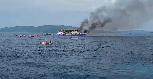 Evacúan ferry ‘KM Barcelona’ tras incendio súbito en Indonesia