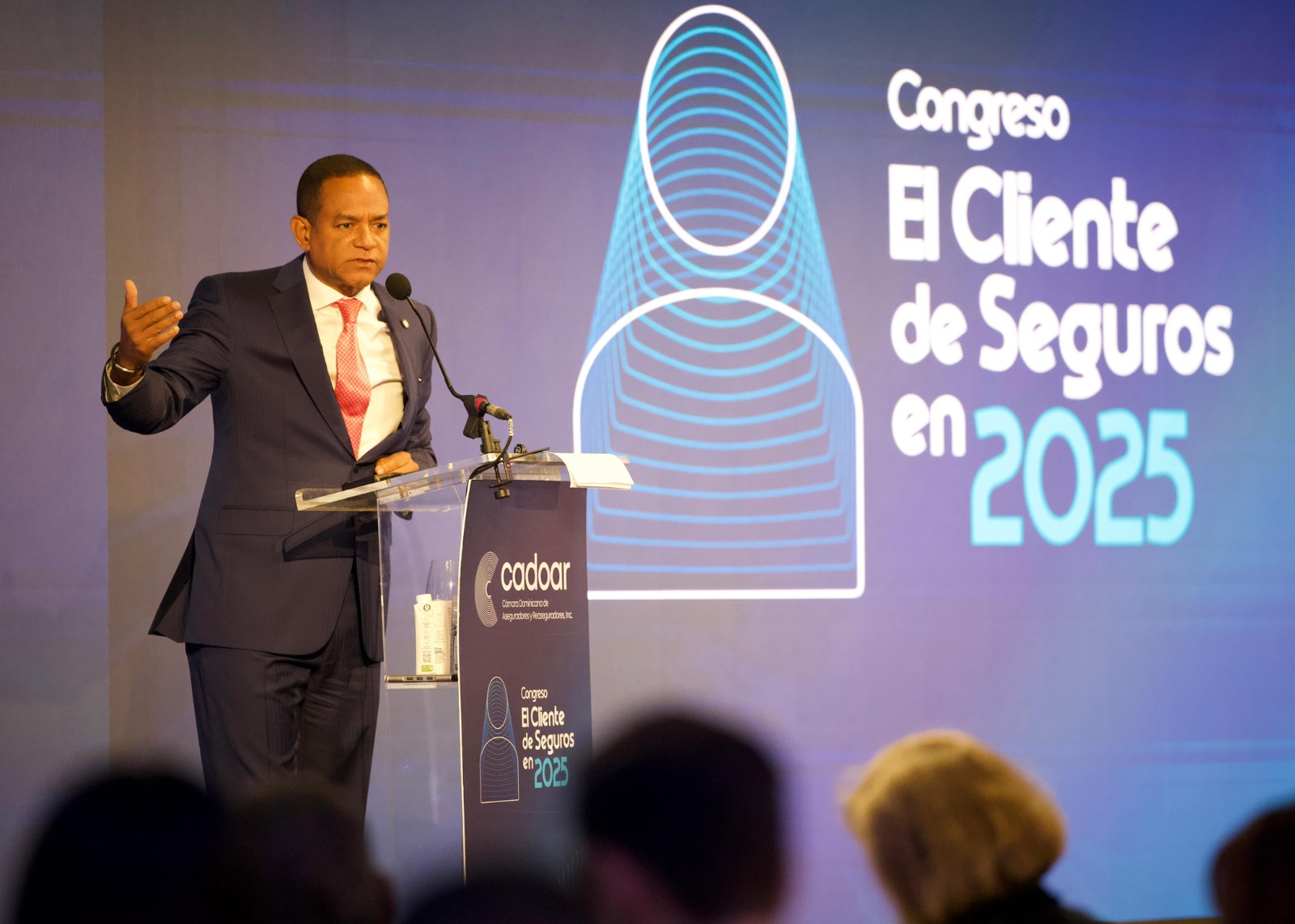 Valentín Jiminián exige respuestas rápidas y reales a los asegurados