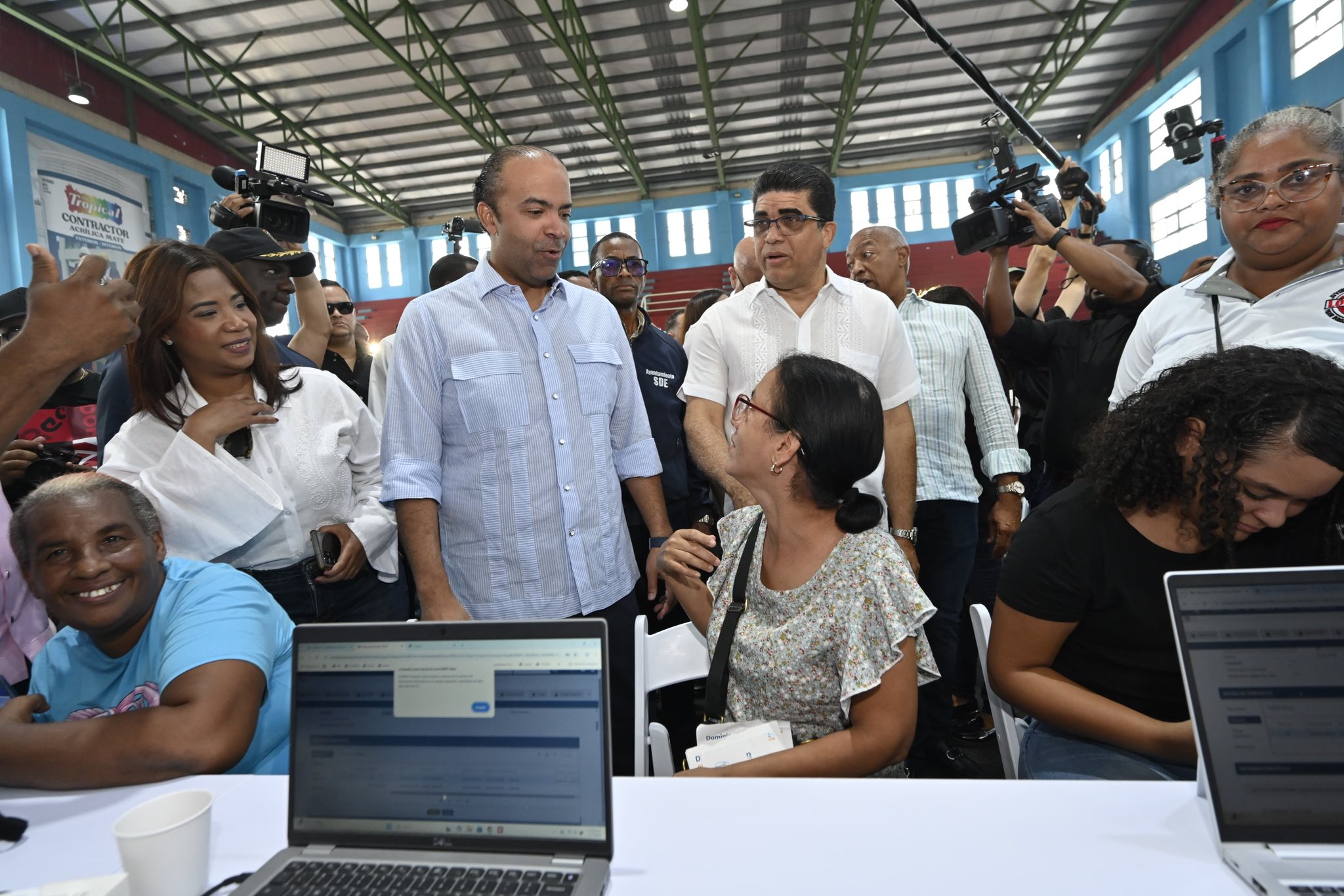 Banreservas bancariza Los Mina con jornada inclusiva