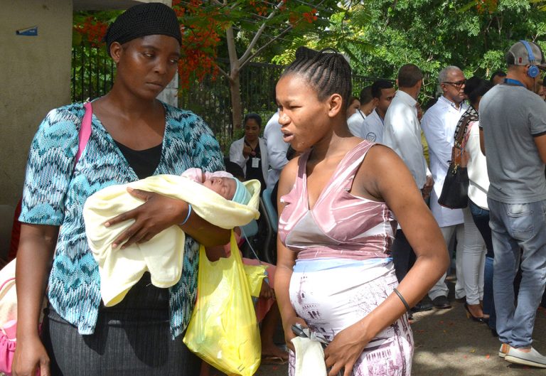Caen en más de 50% los partos de haitianas en hospital de Barahona