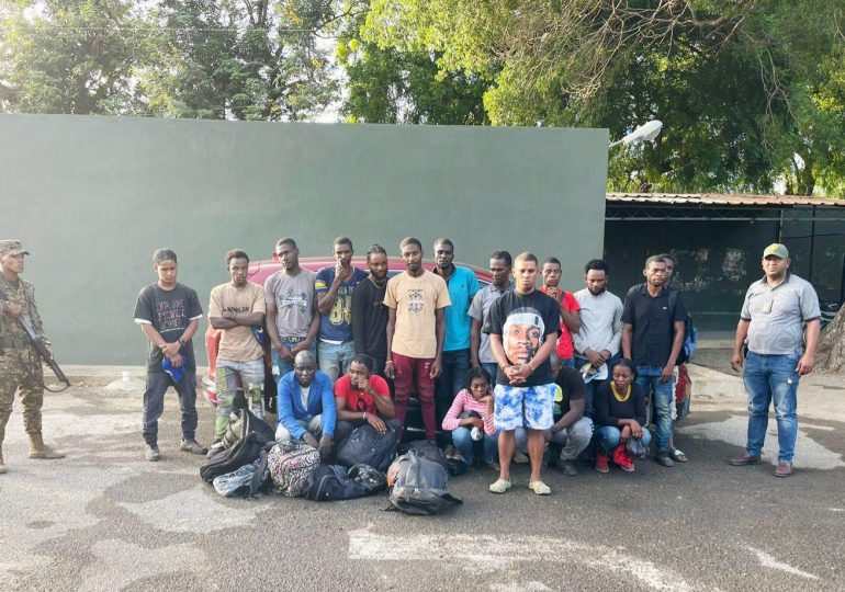 Detienen en Valverde a conductor con haitianos indocumentados