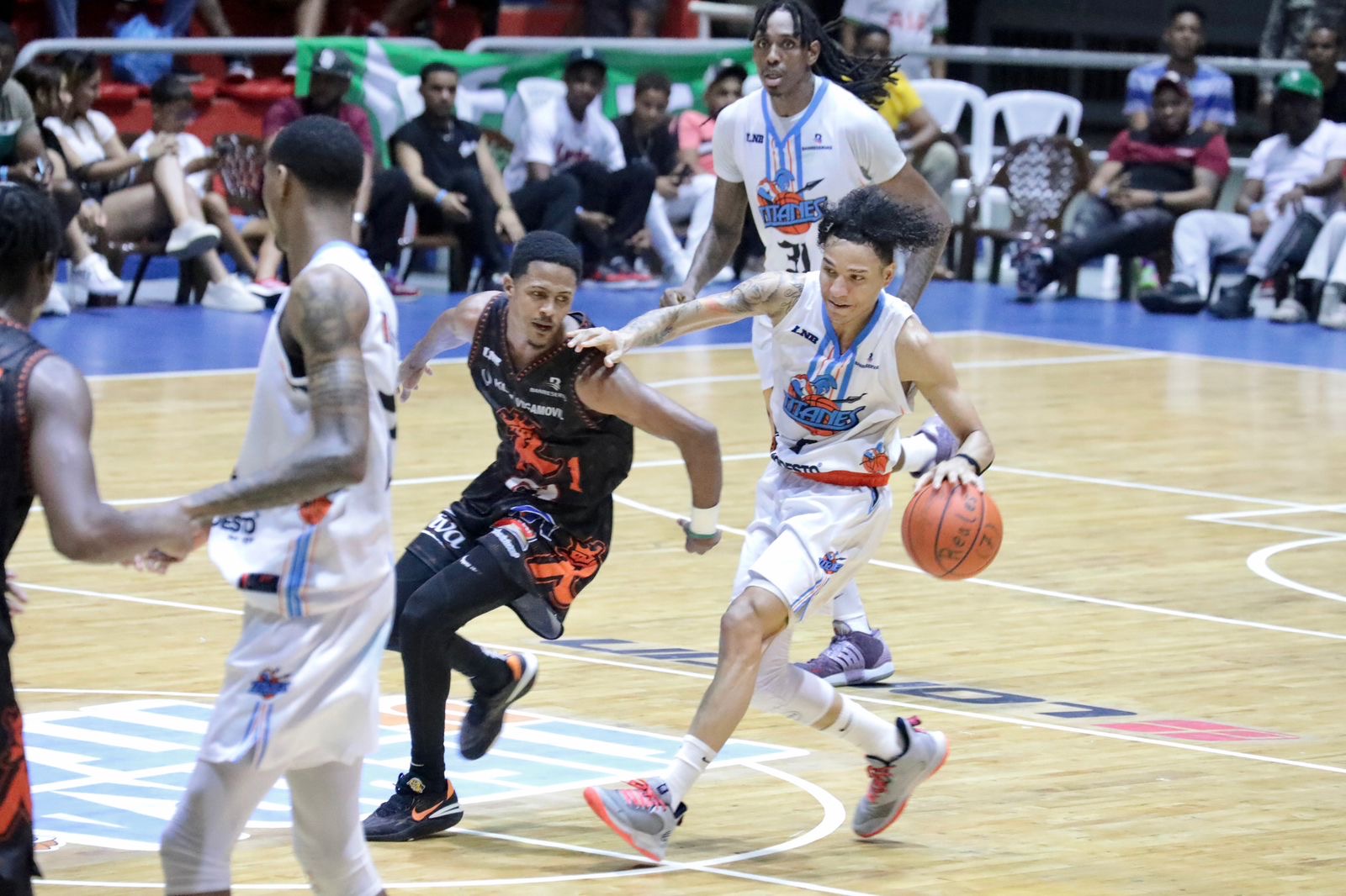 Metros, Indios y Titanes dominan en electrizante jornada de la LNB