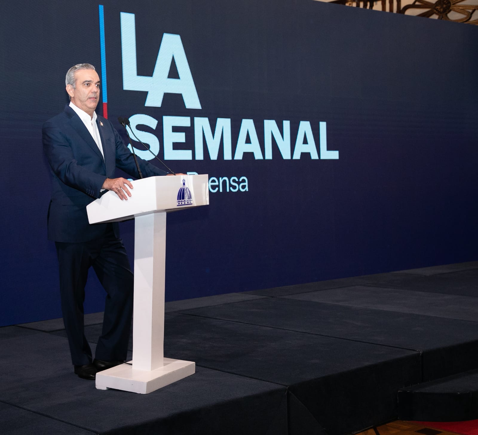 SANTO DOMINGO.– El presidente Luis Abinader presentó este lunes los principales logros en libre y leal competencia, resaltando a ProCompetencia como pieza clave del desarrollo económico y la institucionalidad en el país. Durante su participación en La Semanal con la Prensa, bajo el tema “Libre competencia, motor del desarrollo”, Abinader indicó que la República Dominicana se ha posicionado como referente regional, al ser el primer país de América Latina con una Política Nacional de Competencia, establecida mediante el Decreto núm. 196-25. Uno de los hitos señalados fue la sanción del primer caso de colusión en compras públicas, mediante la resolución 009-2024, donde dos empresas fueron penalizadas por coordinar ofertas en una licitación de Comedores Económicos, estableciendo un precedente jurídico. El mandatario también anunció la ejecución de un Plan de Capacitación en detección de colusión, que ya ha formado a más de 600 funcionarios públicos, y el lanzamiento del Observatorio de Condiciones de Competencia en Compras Públicas, una herramienta pionera de monitoreo preventivo. Desde 2021 hasta julio de 2025, ProCompetencia ha emitido 37 informes públicos de recomendación normativa, superando los 25 del período anterior, lo que refleja una mayor vigilancia del entorno competitivo. En el plano internacional, Abinader destacó que el país lidera el Grupo Intergubernamental de Expertos de la UNCTAD, y ha sido anfitrión de eventos clave como el Foro Latinoamericano y del Caribe de Competencia 2024 y el II Foro Internacional sobre Género y Competencia. El acto contó con la participación virtual de representantes de UNCTAD, OCDE, SELA y la RECAC, validando el compromiso de la República Dominicana con los estándares globales de transparencia y competencia justa.