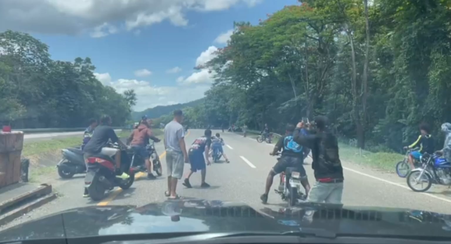 Denuncian carrera clandestina en plena autopista Duarte