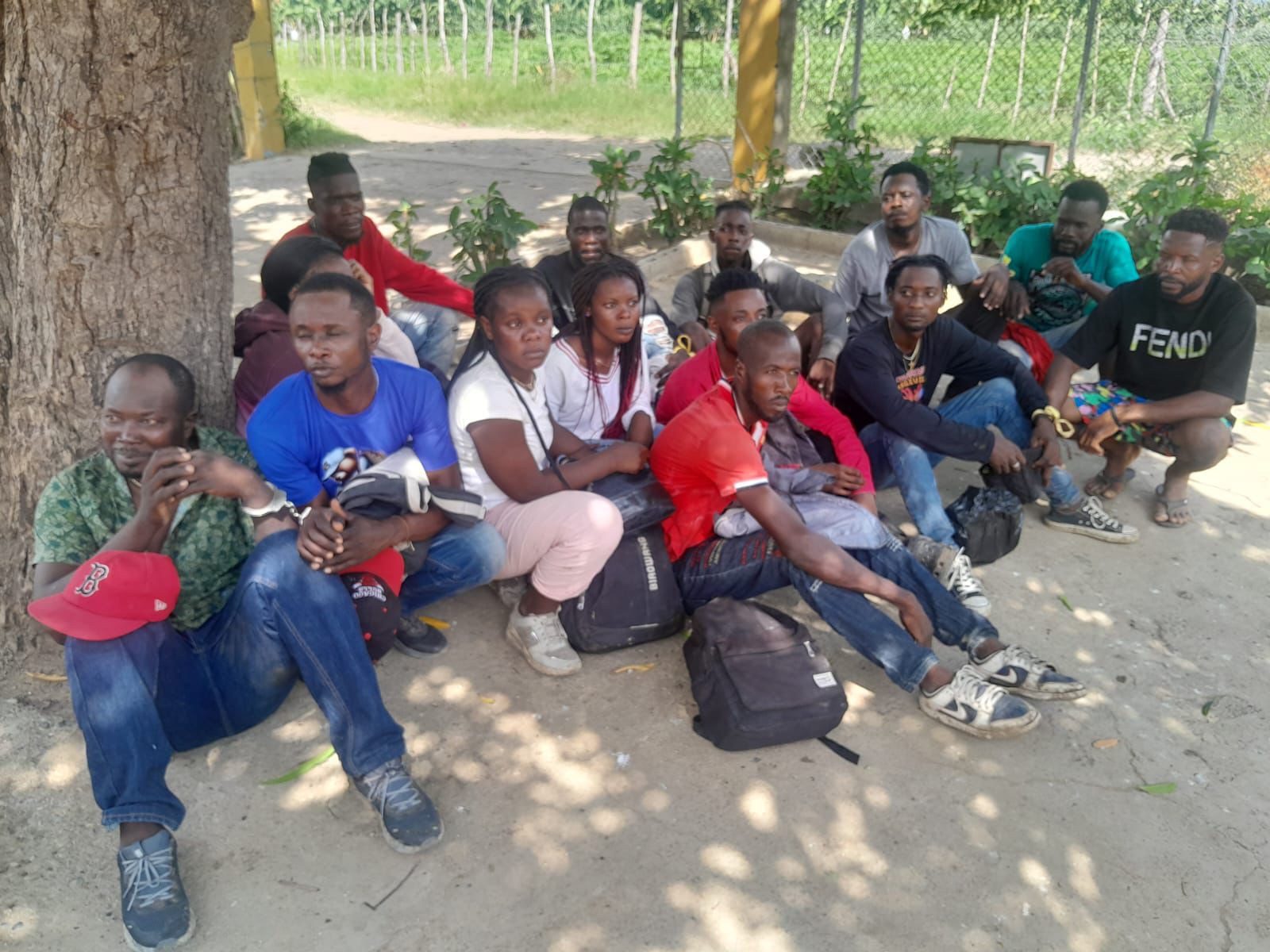 Detienen a 14 haitianos indocumentados en operativo militar en Mao