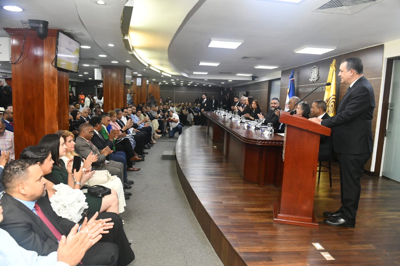 JCE gradúa 200 líderes políticos y anuncia histórica licenciatura en Administración Electoral