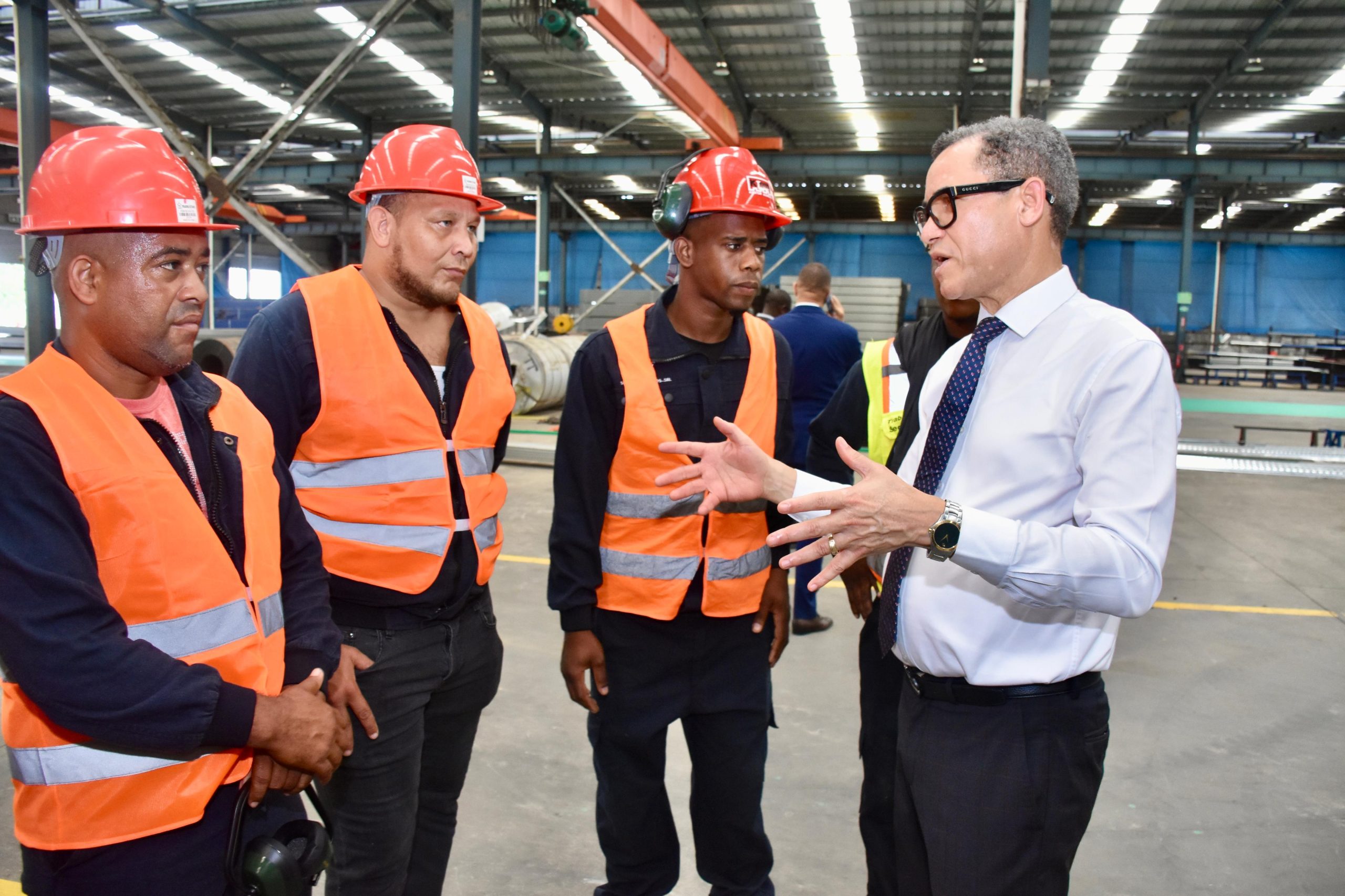 Reabren dos empresas en Guerra tras cumplir normas laborales y de seguridad