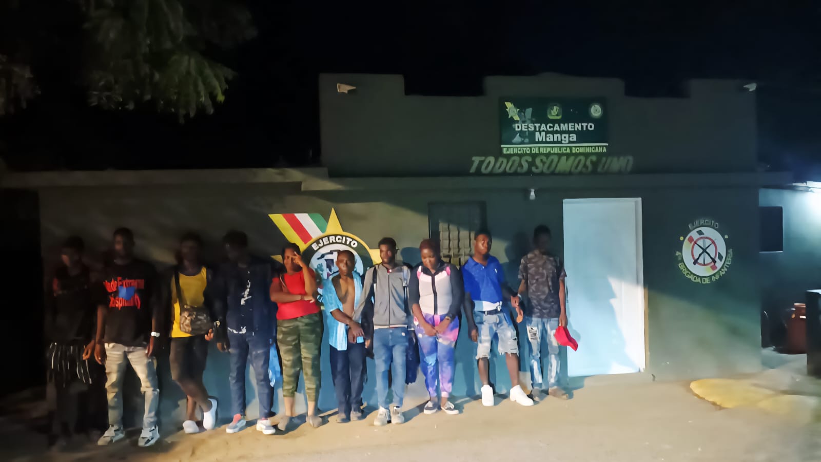 Detienen a 10 haitianos indocumentados en operativo del Ejército en Montecristi