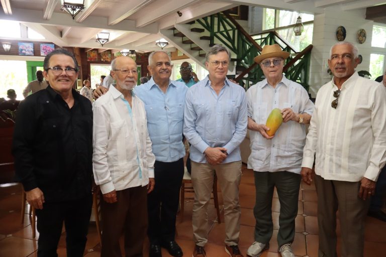 Exministros y director del IICA debaten futuro del agro dominicano