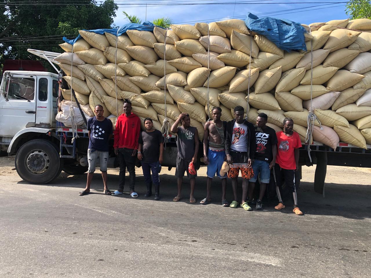 Ejército descubre haitianos ocultos en camión cargado de paja en Montecristi