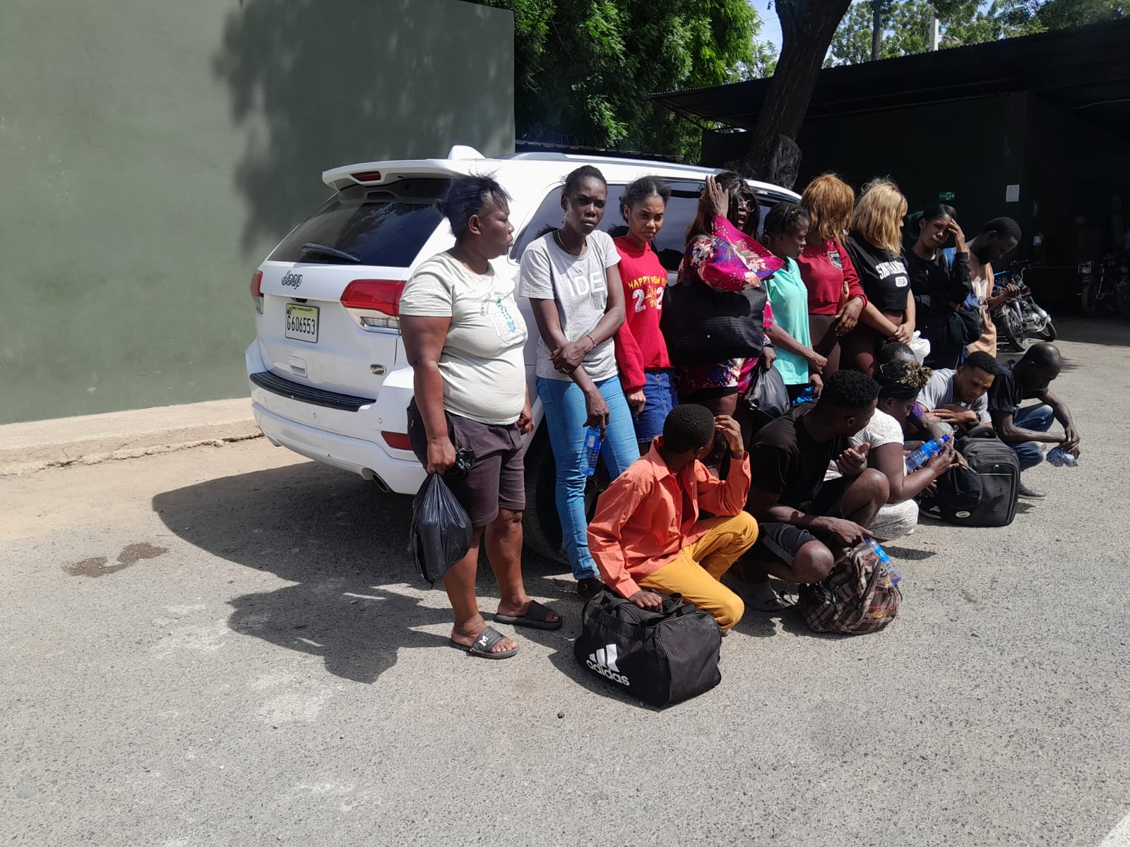 Detienen en Valverde a conductor que transportaba 16 haitianos indocumentados