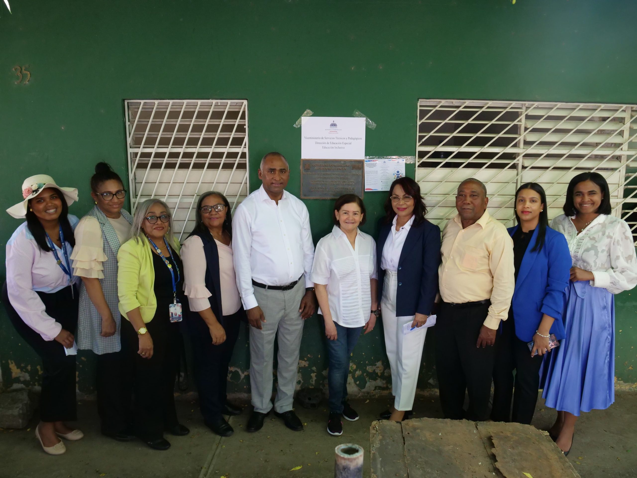 Baní, provincia Peravia. – Gracias a las gestiones del senador Julito Fulcar, la provincia Peravia contará con aulas inclusivas destinadas a niños con autismo y otras condiciones de discapacidad, que serán habilitadas por el Ministerio de Educación (MINERD) a partir del próximo año escolar. La medida fue anunciada durante una visita de la directora de Educación Especial, Licda. Lucía Vásquez Espínola, al Distrito Educativo 03-04, donde se coordinó la implementación del proyecto. El senador Fulcar ha sido el principal promotor de esta iniciativa, tras sostener reuniones con padres de niños con Trastorno del Espectro Autista (TEA), quienes le expresaron las dificultades de trasladarse a otras provincias para acceder a una educación adecuada. Como respuesta, Fulcar identificó más de 200 casos y logró ubicar siete aulas disponibles en la provincia para ser adaptadas a las necesidades de estos estudiantes. “Queremos servir de canal para llevar tranquilidad y soluciones a cada familia, garantizando que estos niños reciban educación de calidad en su propia provincia”, expresó el legislador. Fulcar también reiteró su compromiso de continuar articulando esfuerzos con el MINERD y las autoridades locales para garantizar una educación digna y sin exclusión en Peravia. La Licda. Vásquez valoró el liderazgo y la sensibilidad del senador: “Ojalá en todas las provincias encontremos funcionarios como Julito Fulcar, que se preocupen por estos niños”. Afirmó que el Ministerio asumirá el acondicionamiento de las aulas y destacó la necesidad de involucrar a las familias y comunidades para asegurar un entorno educativo inclusivo y de calidad. Autoridades como la gobernadora Ángela Yadira Báez, el director distrital José Alberto Herrera y técnicos de Educación Especial destacaron el impacto positivo de esta iniciativa, que representa un paso concreto hacia la equidad educativa en la provincia.