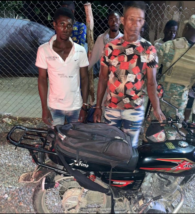 Ejército detiene a dos hombres con arma ilegal en San Juan