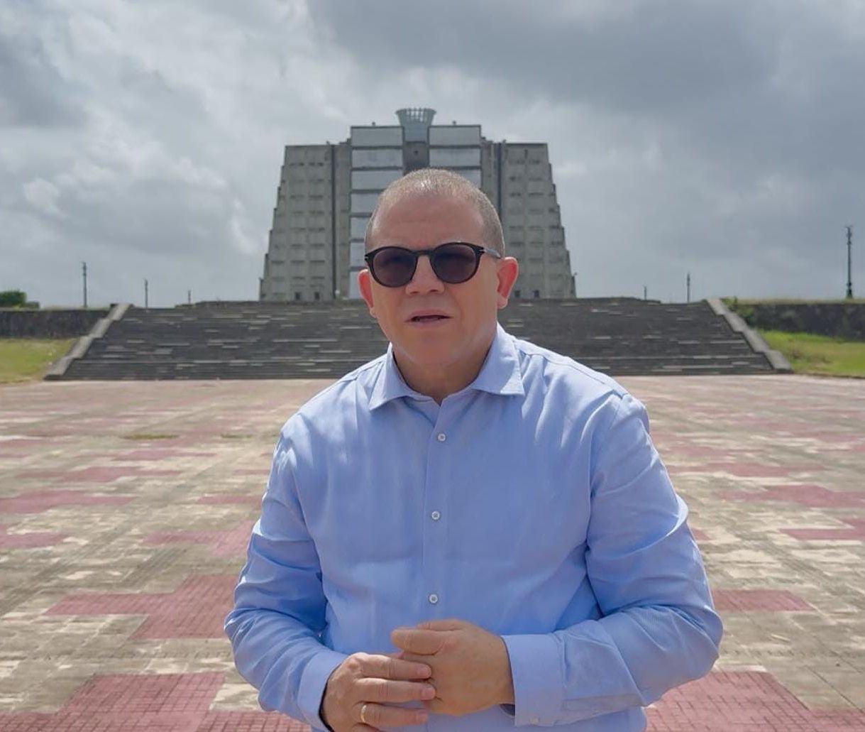 Castillo dona banderas y llama a cuidar el Faro a Colón