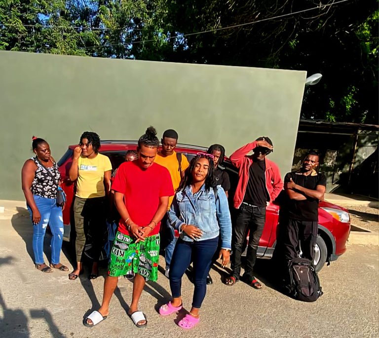 Detienen pareja transportando migrantes haitianos en Mao