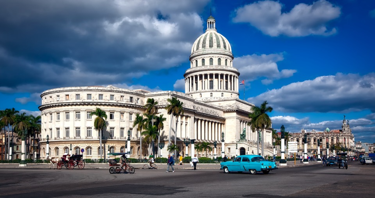 Trump refuerza sanciones contra Cuba y prohíbe negocios con conglomerado militar