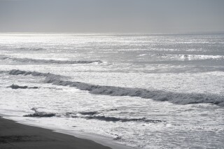 Olas de hasta 1.74 metros impactan costas de EE.UU. tras tsunami