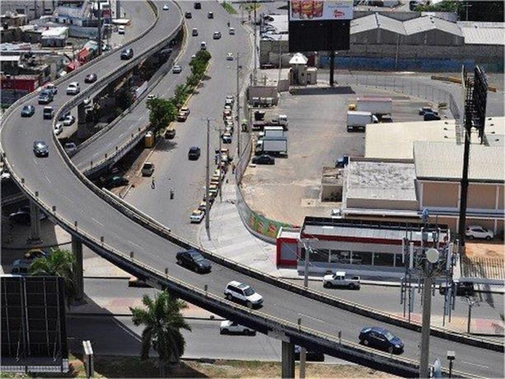 Camión impacta barandilla y provoca caos en la Kennedy