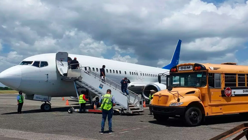 EE.UU. deporta a 102 dominicanos por delitos migratorios y penales