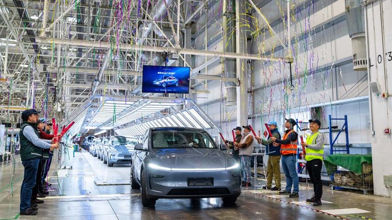 Tesla sufre su mayor caída anual de ventas en medio de polémicas y presión china
