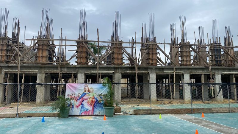 Reanudan ampliación de Escuela Cristo Rey tras meses de paralización