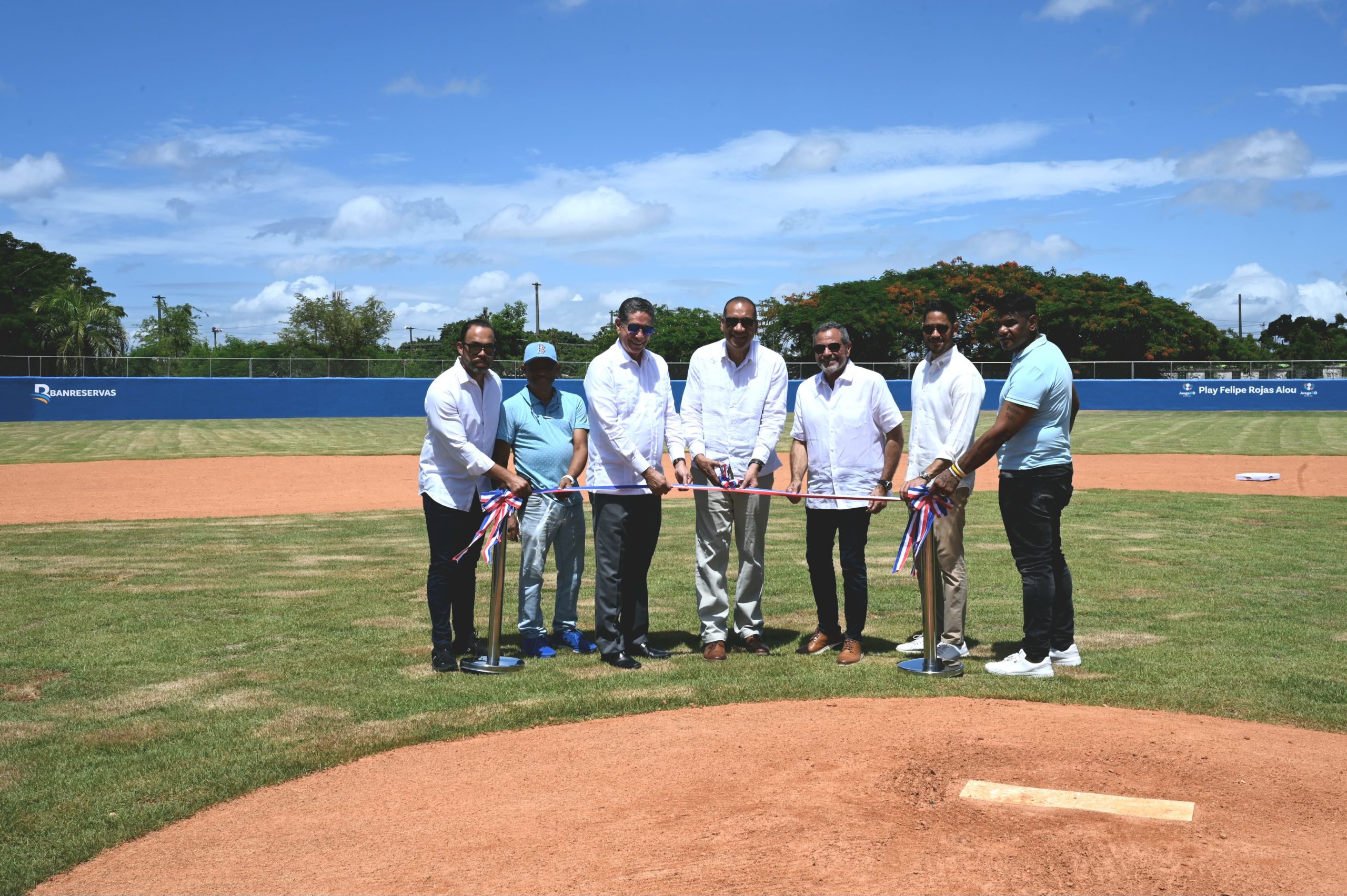 Banreservas entrega play de béisbol Felipe Rojas Alou en el V Centenario