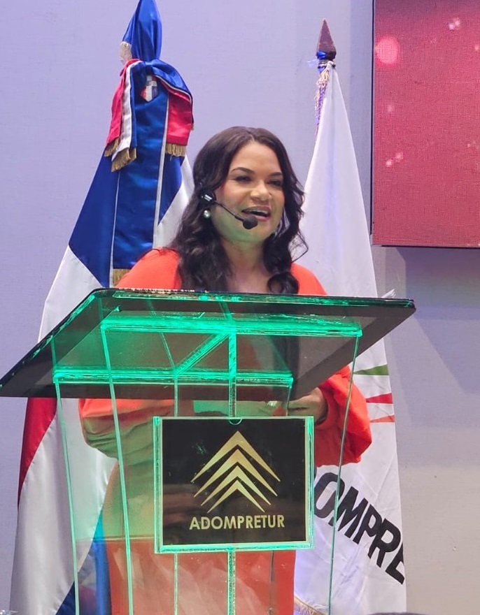 Sarah Hernández asume presidencia de Adompretur con visión innovadora