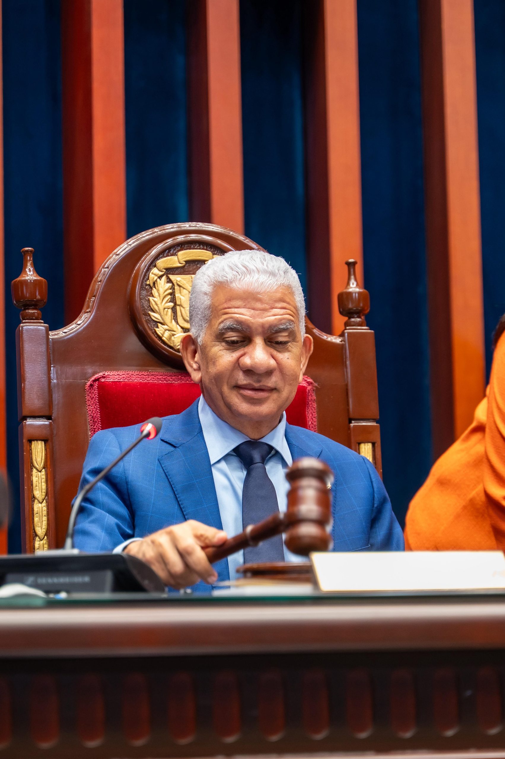 Senado aprueba ley para instalar energía renovable en edificios