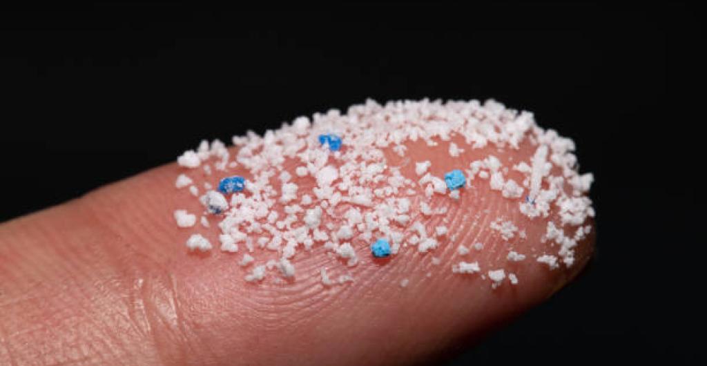 Estudio revela altos niveles de microplásticos en el aire que respiras en casa y el auto