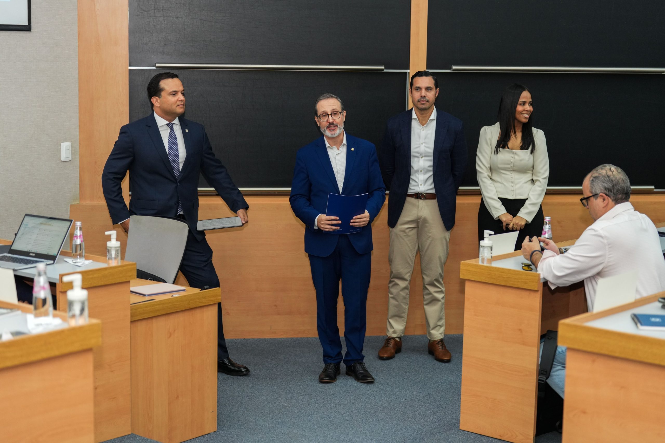 Banco Popular promueve educación financiera con taller para comunicadores