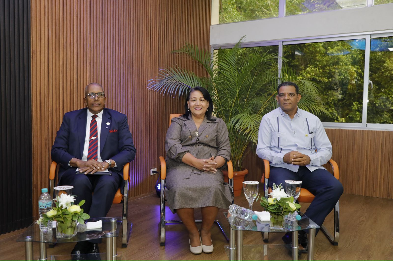 Contralor llama a jóvenes de UTECO a ser guardianes de la ética y la transparencia