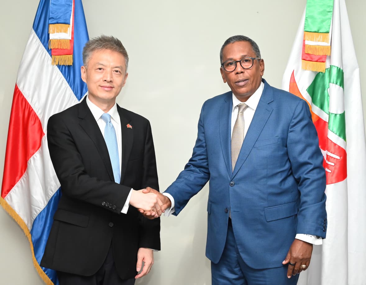 Comedores Económicos recibe visita del embajador de China y destaca cooperación bilateral