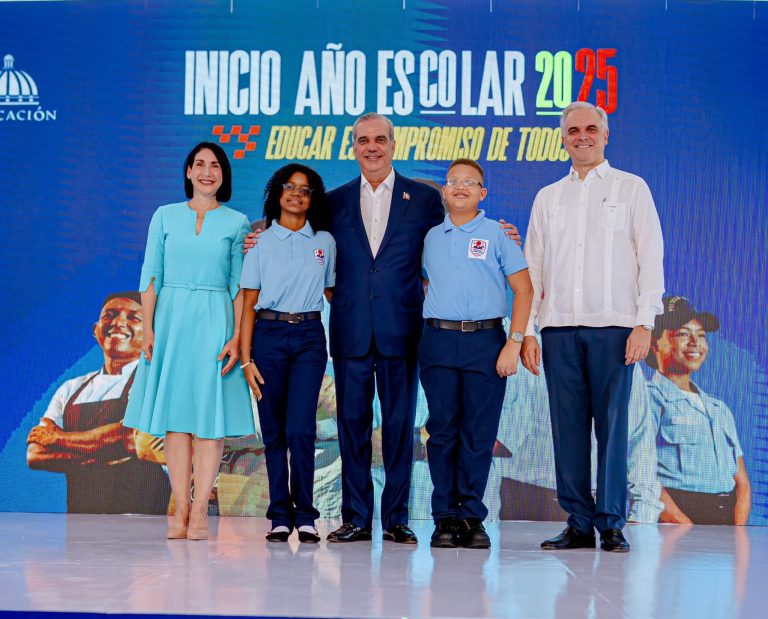 Abinader y la primera dama dan inicio al año escolar en Santo Domingo Este