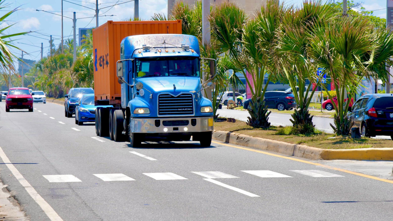 Camiones ignoran norma del Intrant y ocupan carriles izquierdos en la Capital