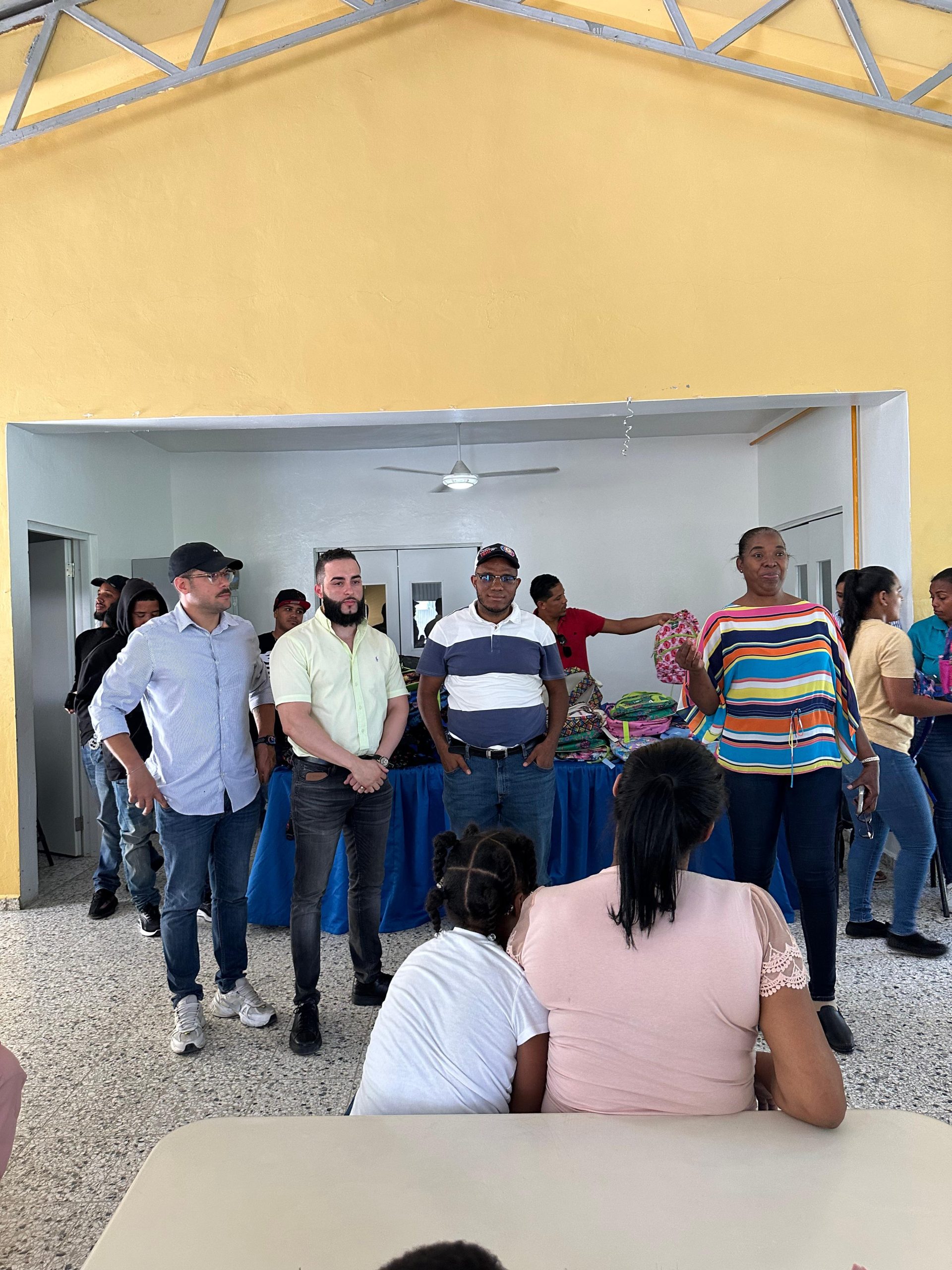 Fundación Guerrero Valera y Movimiento Sur Clean entregan más de mil mochilas en Peravia