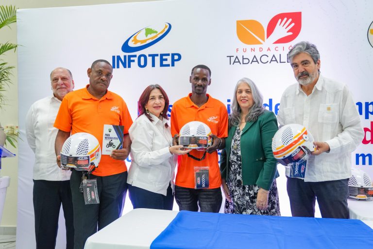 INFOTEP y Fundación Tabacalera entregan 2,100 cascos a motociclistas en La Romana