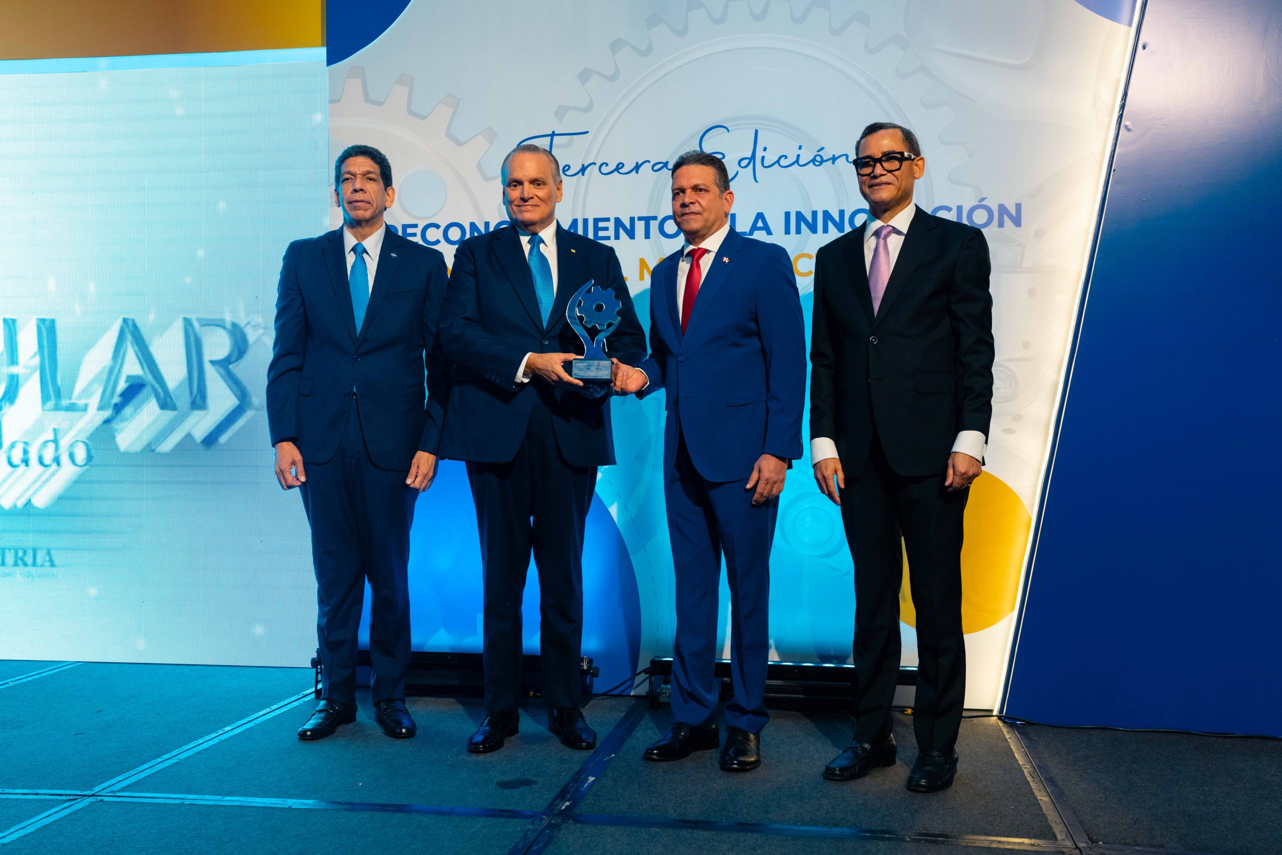 Banco Popular recibe galardón por liderazgo en innovación industrial