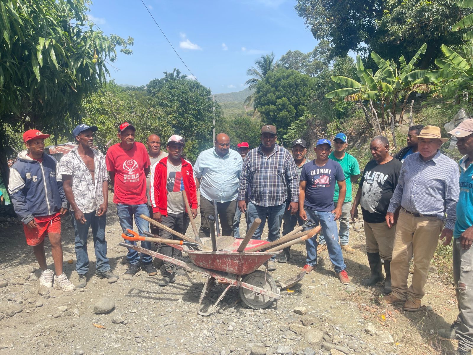 Comunidad de El Limón de Ocoa exige asfaltado con “picos y palas”