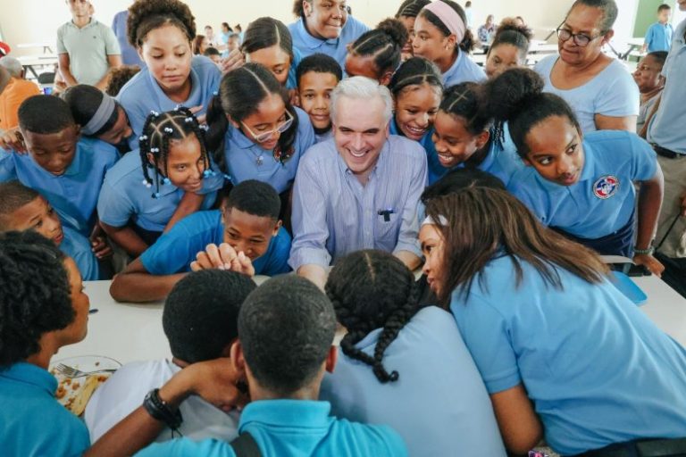 Ministro de Educación conecta al presidente Abinader con estudiantes de San Cristóbal